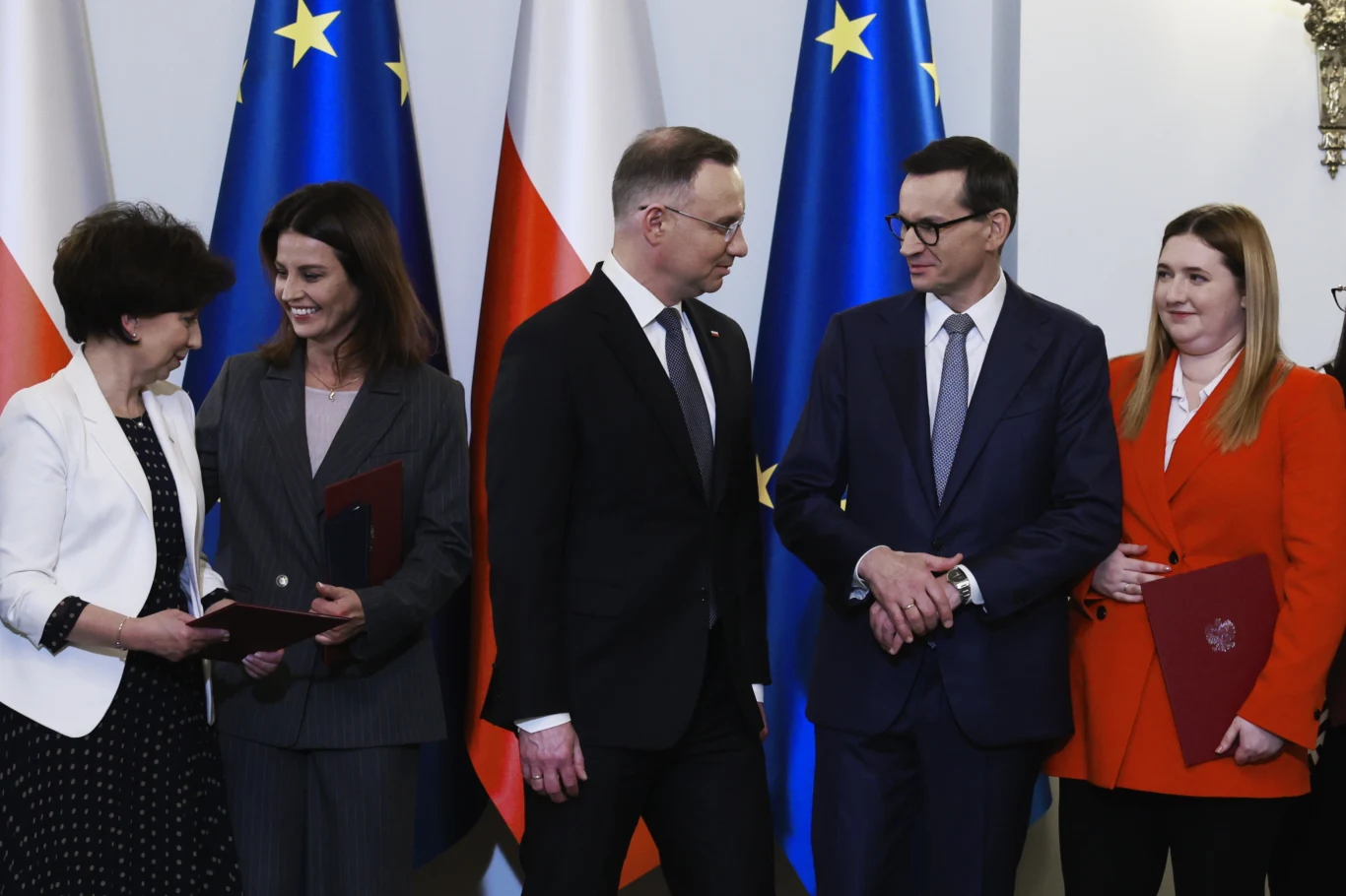 Mateusz Morawiecki i Andrzej Duda coraz częściej są wymieniani jako politycy, którzy mogą w przyszłości obrać wspólną polityczną drogę Mateusz Morawiecki i Andrzej Duda coraz częściej są wymieniani jako politycy, którzy mogą w przyszłości obrać wspólną polityczną drogę