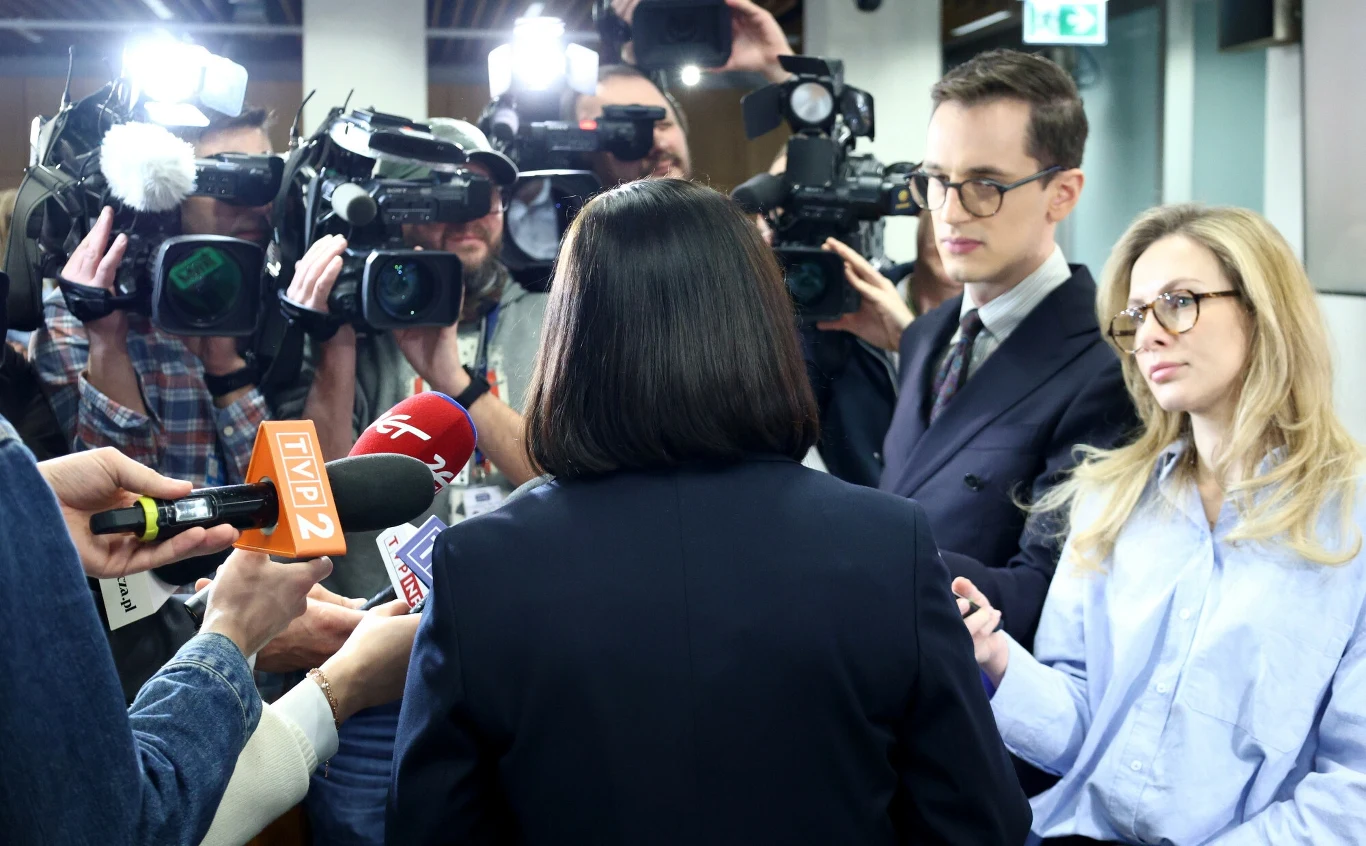 Przewodnicząca komisji ds. Pegasusa Magdalena Sroka w ogniu pytań dziennikarzy Przewodnicząca komisji ds. Pegasusa Magdalena Sroka w ogniu pytań dziennikarzy