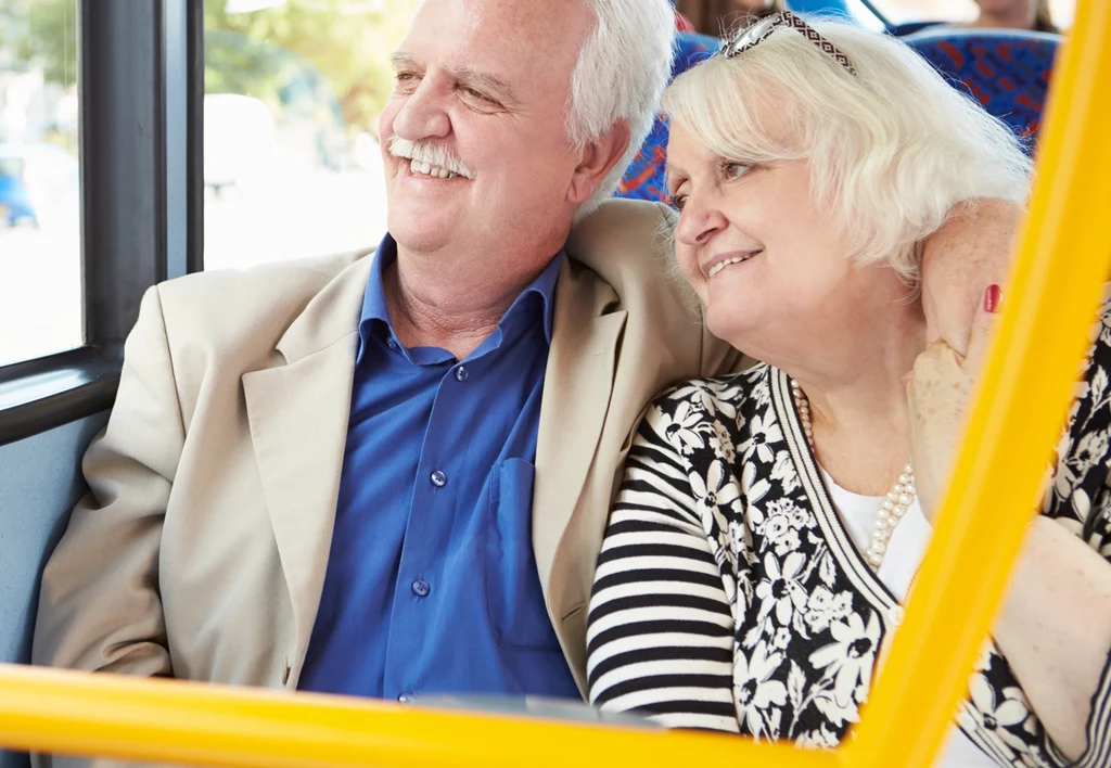Od jakiego wieku emeryt może jeździć bez biletu? Sprawdź, zanim wsiądziesz do autobusu