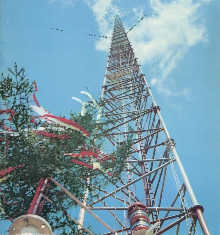Wciągnięcie wiechy na maszt w Konstantynowie, 1974 rok. Zdjęcie z okładki "Młodego Technika"