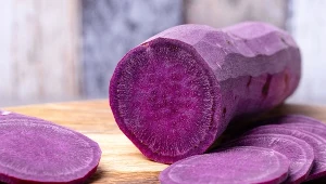 Ube, znany głównie jako fioletowy batat, to nie tylko warzywo, lecz prawdziwy kulinarny klejnot
