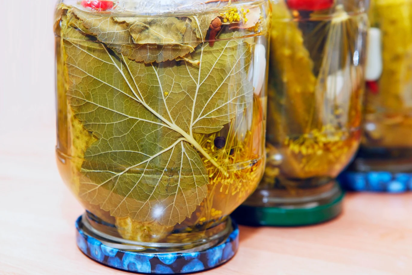 Liście winogrona, porzeczki, dębu czy wiśni to sprawdzony sposób na zachowanie chrupkości ogórków kiszonych.