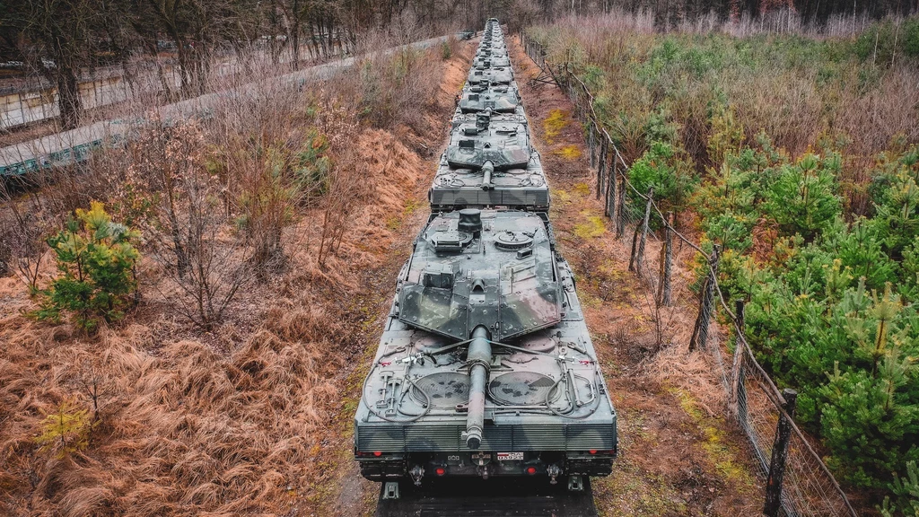 Transport czołgów 1. Warszawskiej Brygady Pancernej na poligon w Drawsku Pomorskim, gdzie w ramach Steadfast Defender 24 odbędą się ćwiczenia Brilliant Jump 24 z żołnierzami brytyjskimi, hiszpańskimi, tureckimi i albańskimi. W Polsce ma szkolić się łącznie 20 000 żołnierzy i 3500 sztuk sprzętu z 10 państw NATO, w tym około 15 000 żołnierzy Sił Zbrojnych RP