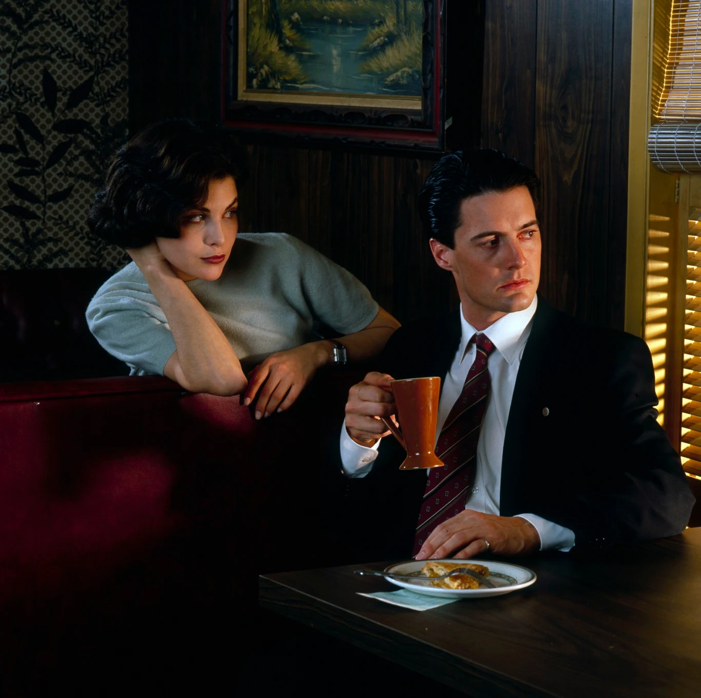 Sherilyn Fenn i Kyle MacLachlan w serialu "Miasteczko Twin Peaks" Sherilyn Fenn i Kyle MacLachlan w serialu "Miasteczko Twin Peaks"