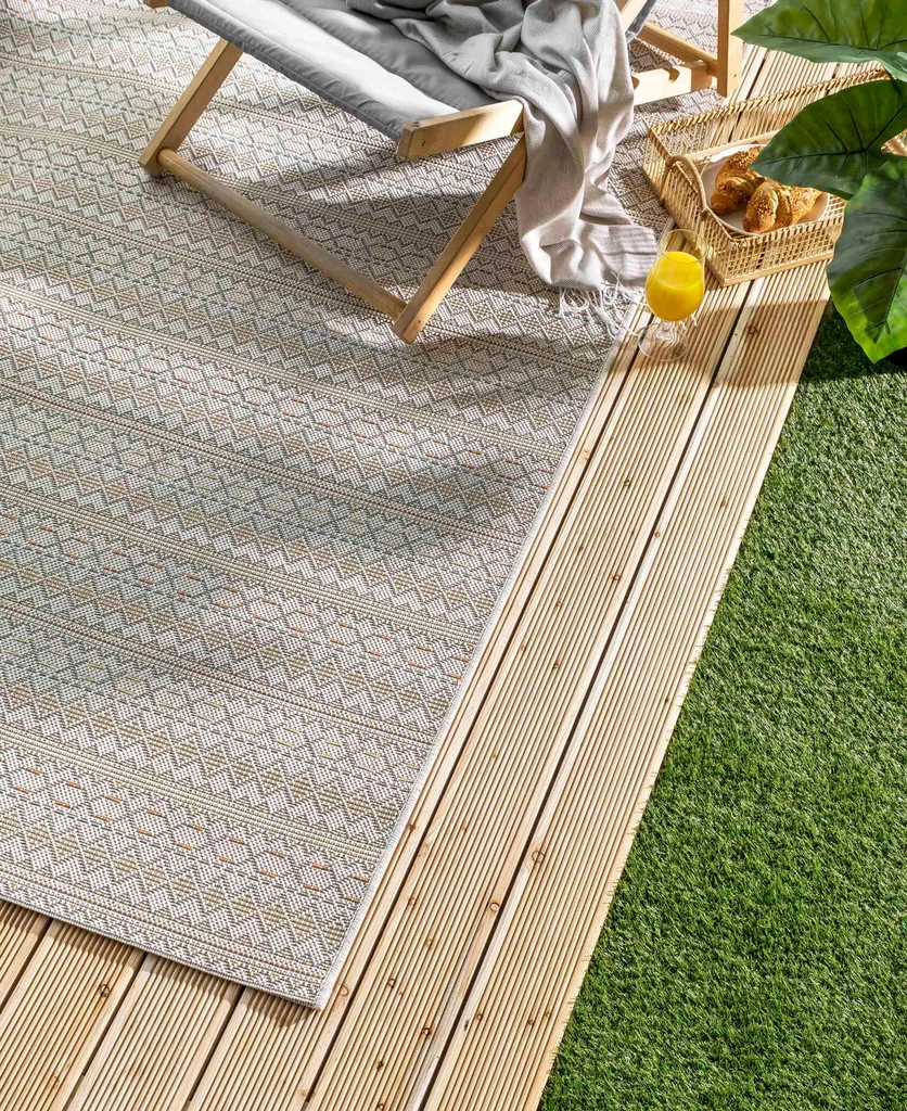 Kluczowe kryterium wyboru dywanu na zewnątrz to oczywiście materiał / komfort.pl 