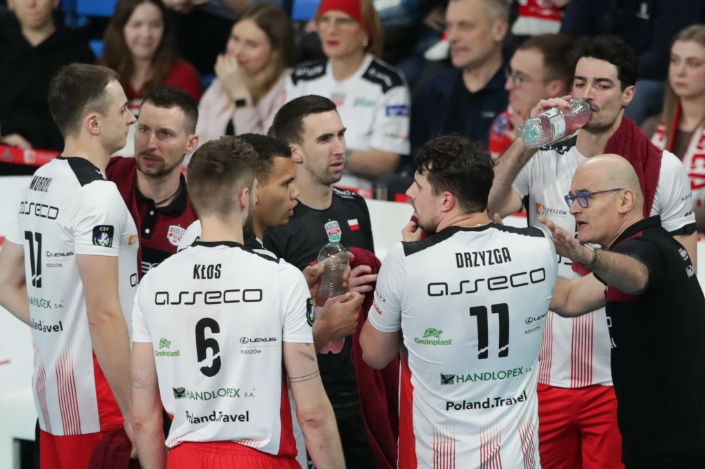 Siatkarze Asseco Resovii z trenerem Giampaolo Medeim Siatkarze Asseco Resovii z trenerem Giampaolo Medeim