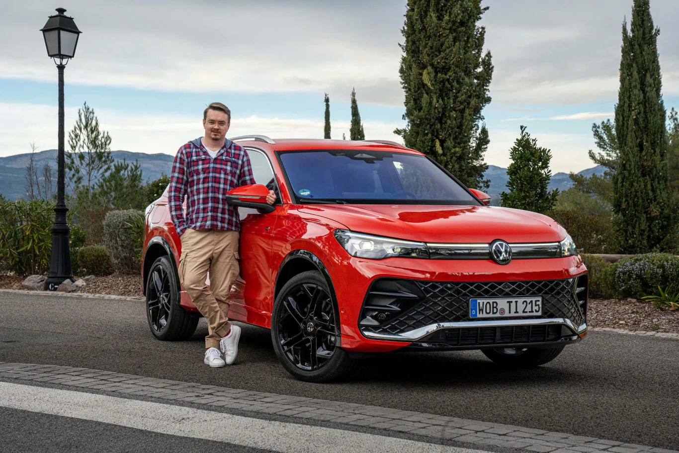 Nowy Volkswagen Tiguan stylistycznie nawiązuje do elektrycznych modeli z rodziny ID. Nowy Volkswagen Tiguan stylistycznie nawiązuje do elektrycznych modeli z rodziny ID.