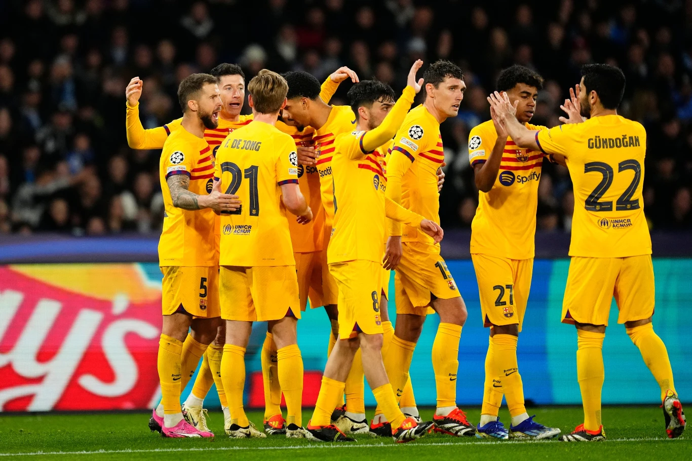 Mistrzowie Hiszpanii celebrują zdobytą bramkę 