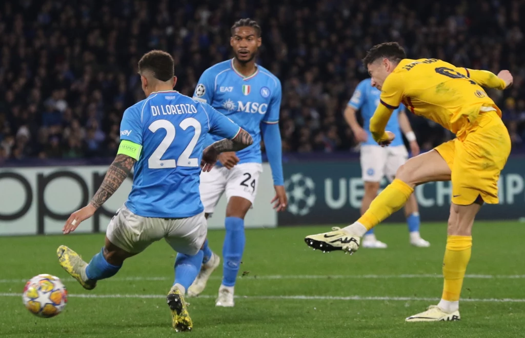 Robert Lewandowski strzela gola Robert Lewandowski strzela gola