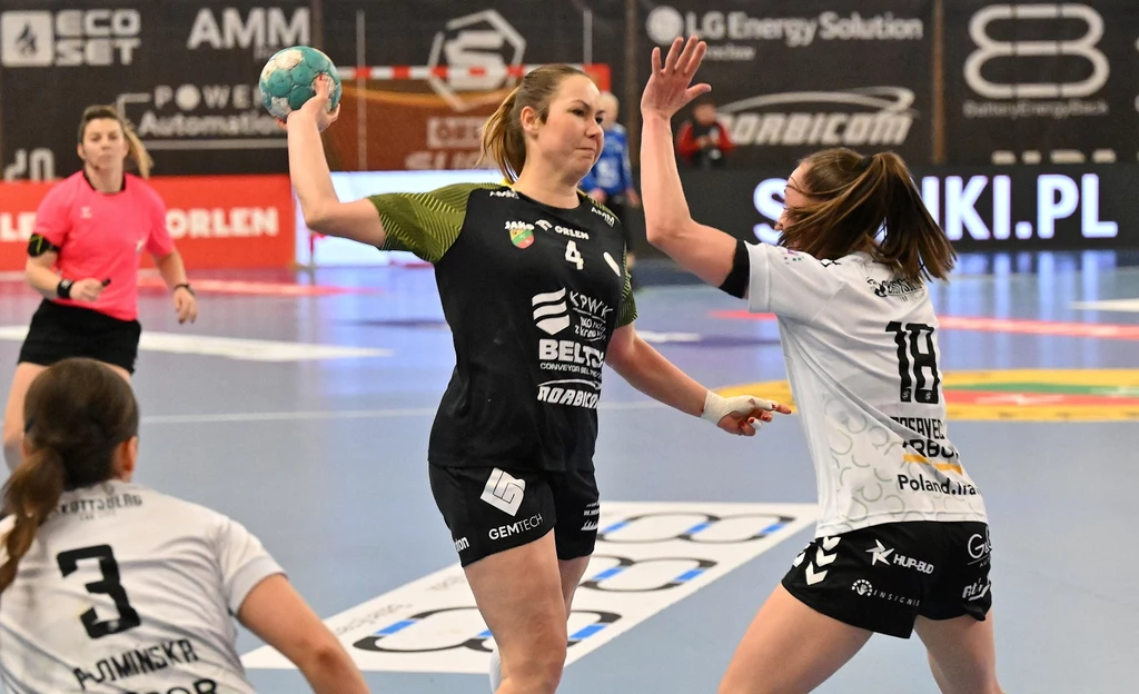 Zawodniczka KPR Gminy Kobierzyce Aleksandra Kucharska (z piłką) Zawodniczka KPR Gminy Kobierzyce Aleksandra Kucharska (z piłką)