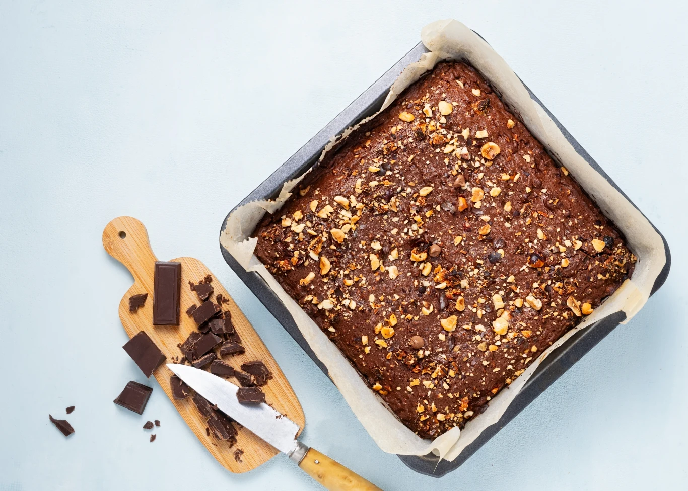Ciasto czekoladowe bez cukru i mąki możesz oprószyć posiekanymi orzechami.