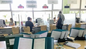 Dodatek za wysługę lat przysługuje przede wszystkim pracownikom sfery budżetowej. Prywatne firmy nie mają takiego obowiązku