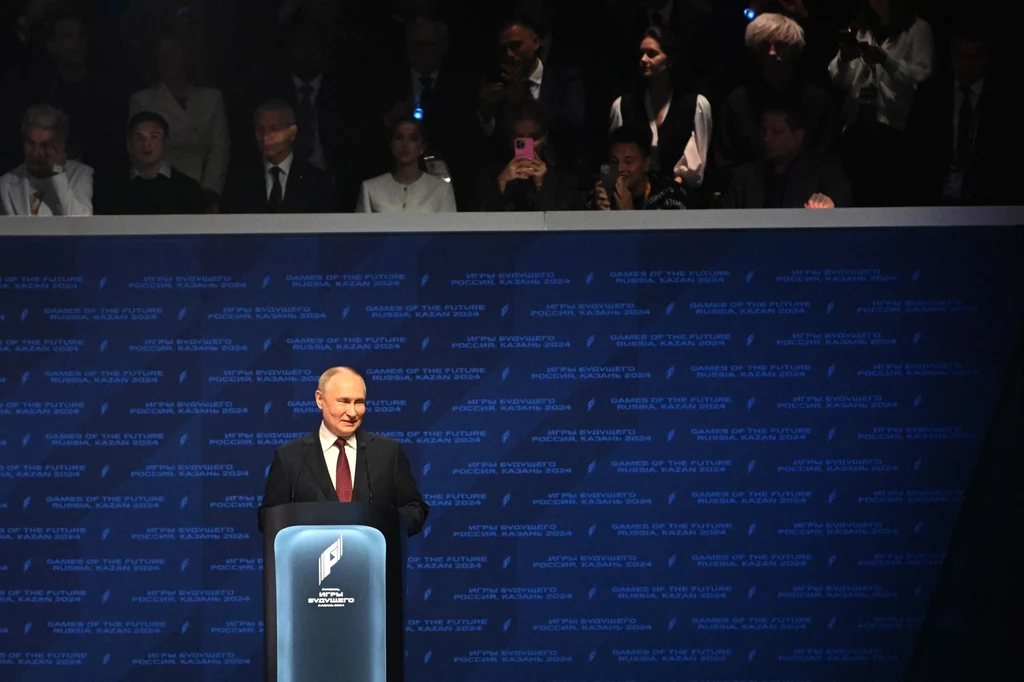 Władimir Putin z wystąpieniem z mównicy Władimir Putin z wystąpieniem z mównicy