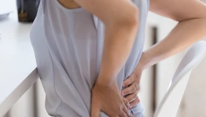 Pozycja siedząca osłabia mięśnie pośladkowe, powodując bóle kręgosłupa, kolan oraz łydek