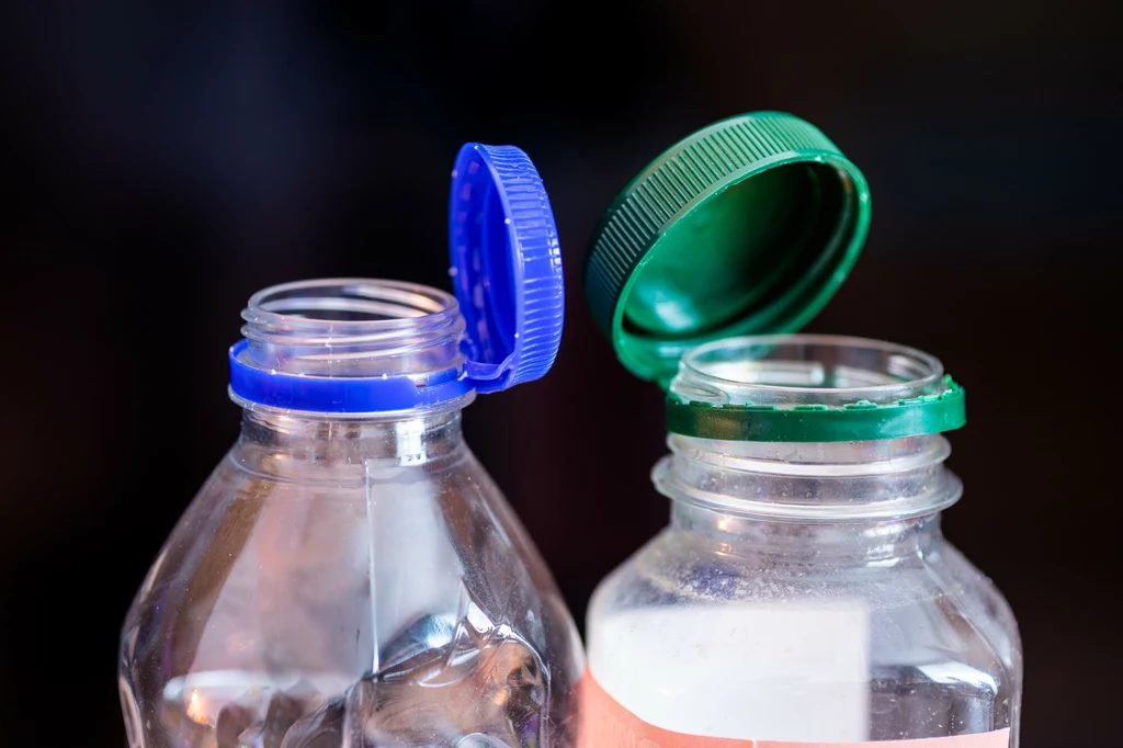 Od połowy 2024 r. wszystkie zakrętki na plastikowych opakowaniach na napoje do 3 litrów będą musiały mieć nowe zakrętki. Wszystko przez unijną dyrektywę