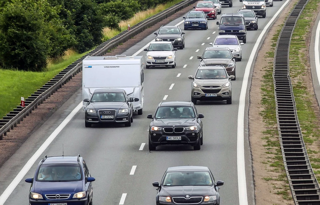 Kierowcy często nie pamiętają, że podczas ciągnięcia przyczepy obowiązują inne ograniczenia prędkości