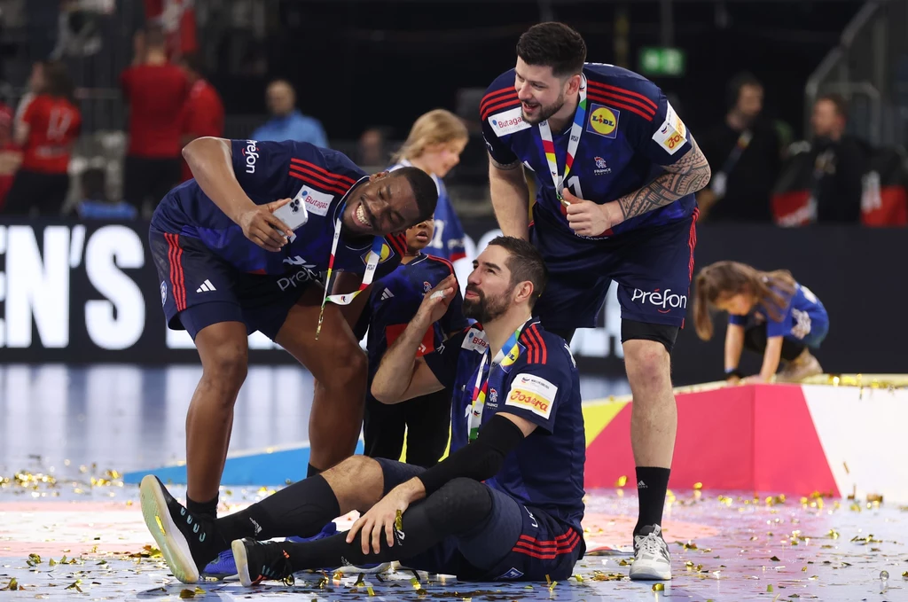 Nicolas Tournat (stoi) nie stanie w czwartek ramię w ramię z Dylanem Nahi (robi zdjęcie) do starcia z Nikolą Karabaticiem, gwiazdą PSG