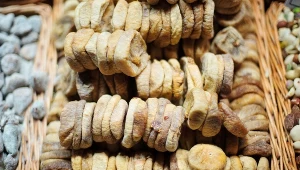  Jedzenie suszonych fig dodaje energii, usprawnia perystaltykę jelit i wspiera pracę mózgu