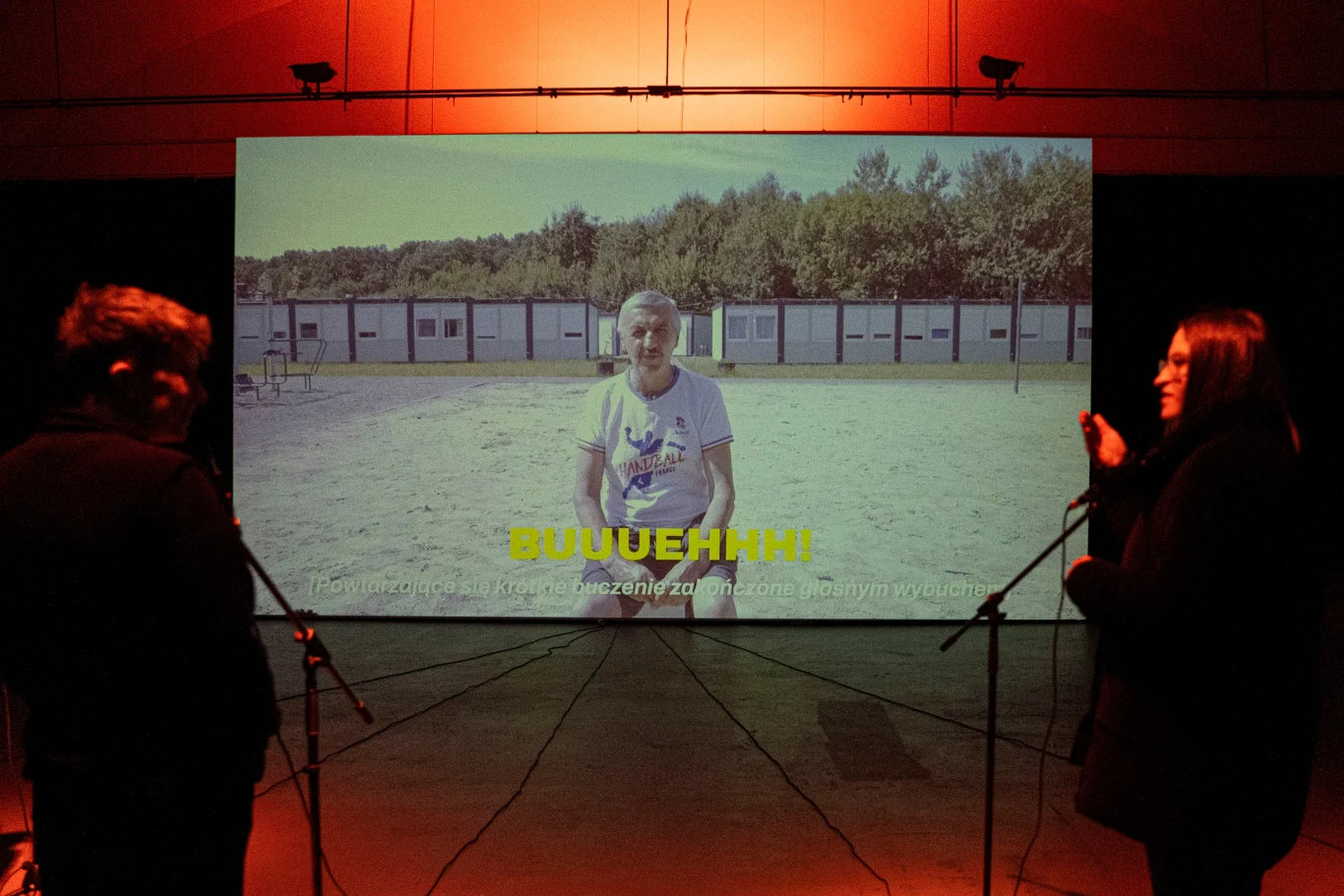 "Powtarzajcie za mną". Kadr z filmu autorstwa Open Group "Powtarzajcie za mną". Kadr z filmu autorstwa Open Group