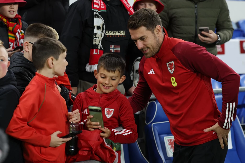 Aaron Ramsey z najmłodszymi fanami Aaron Ramsey z najmłodszymi fanami