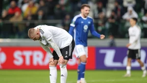 Piłkarz Legii Warszawa Blaz Kramer po przegranym drugim meczu play off o awans do 1/8 finału Ligi Konferencji z Molde FK