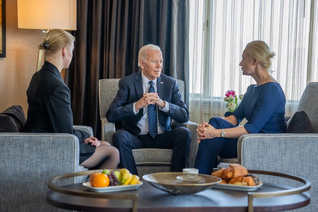 Joe Biden spotkał się z żoną i córką Aleksieja Nawalnego Joe Biden spotkał się z żoną i córką Aleksieja Nawalnego