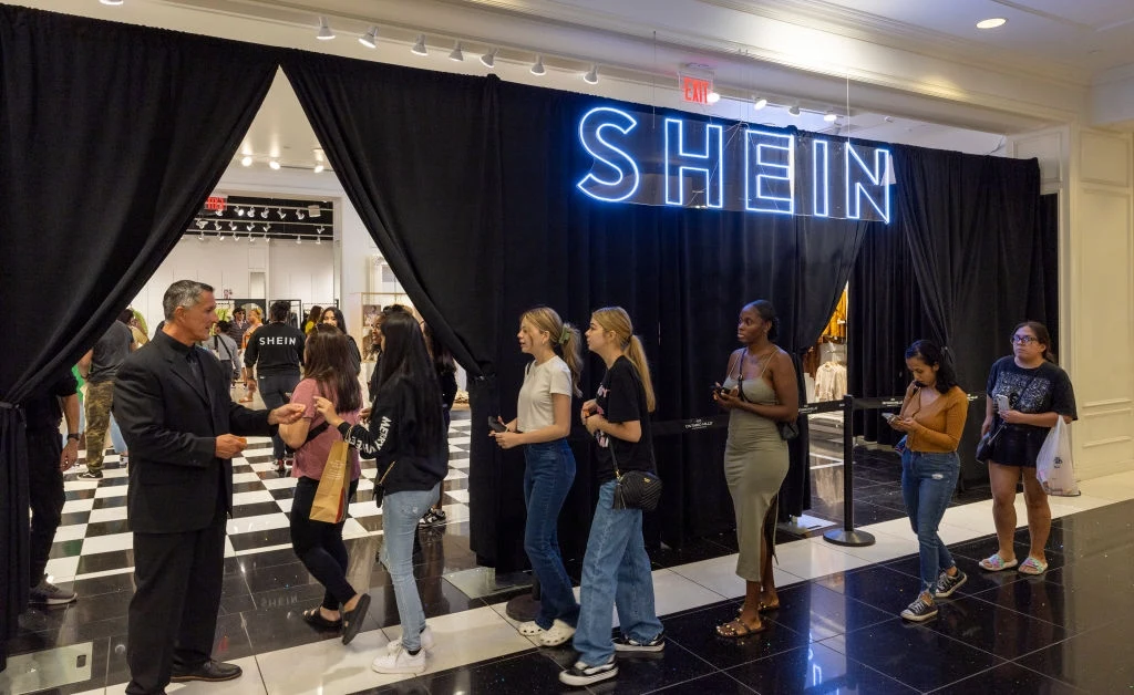 Organizacja Friends of the Earth (FoE) oszacowała, że marka Shein produkuje około miliona sztuk ubrań dziennie