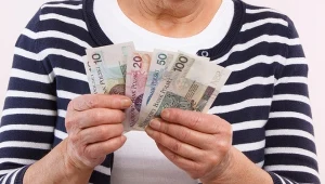Waloryzacja emerytur 2024. ZUS ujawnił, kiedy wyśle większe świadczenia