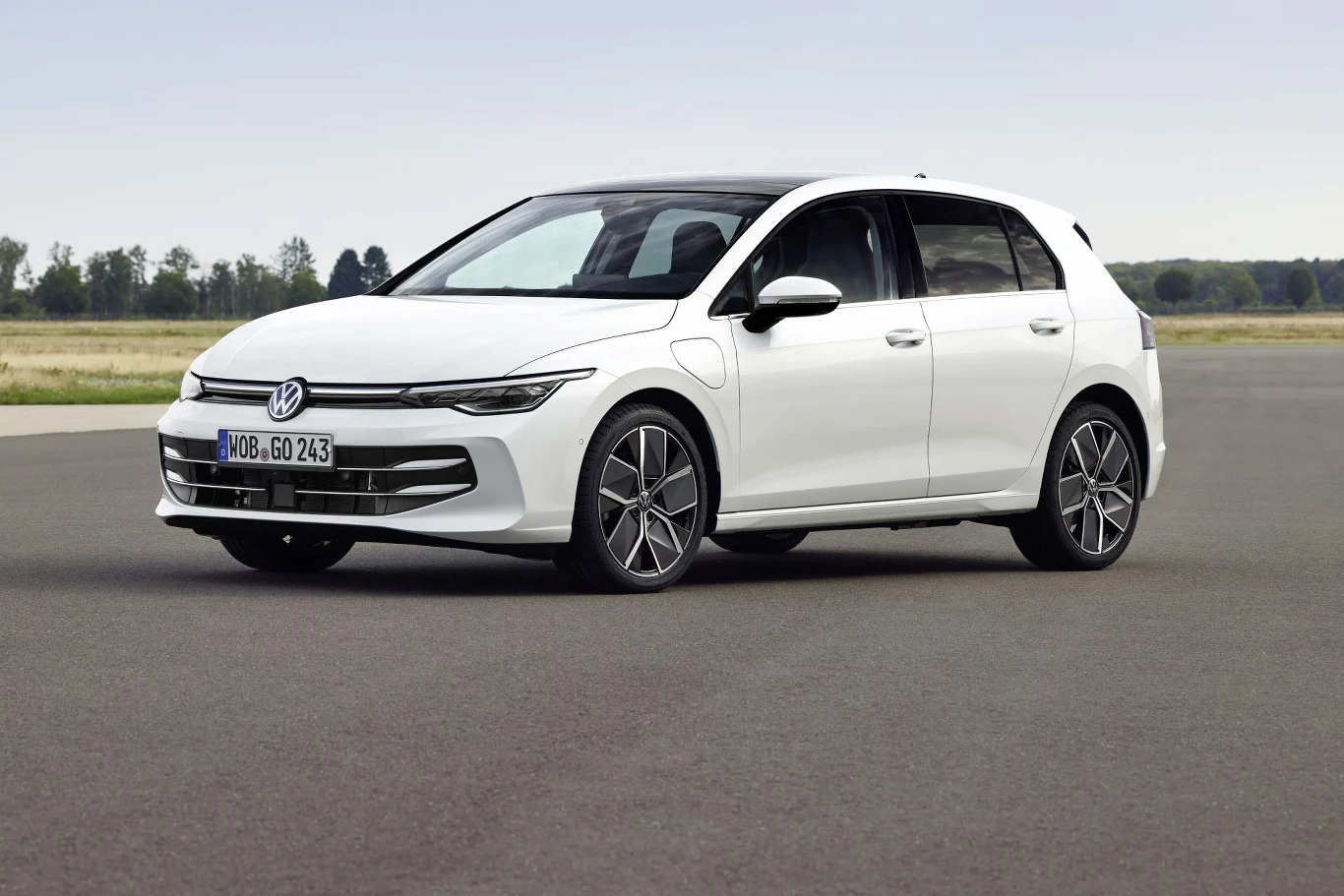 Póki co Volkswagen Golf oferowany jest tylko w wersji benzynowej i jako miękka hybryda. W niedalekiej przyszłości pojawią się jednak odmiany wysokoprężne oraz hybryda typu plug-in. Póki co Volkswagen Golf oferowany jest tylko w wersji benzynowej i jako miękka hybryda. W niedalekiej przyszłości pojawią się jednak odmiany wysokoprężne oraz hybryda typu plug-in.