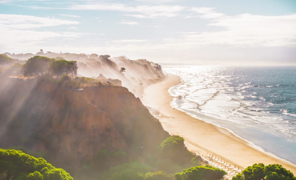 Plaża Falesia znajduje się w regionie Algarve w Portugalii. Jest to jedna z najbardziej turystycznych i pięknych plaż w regionie.