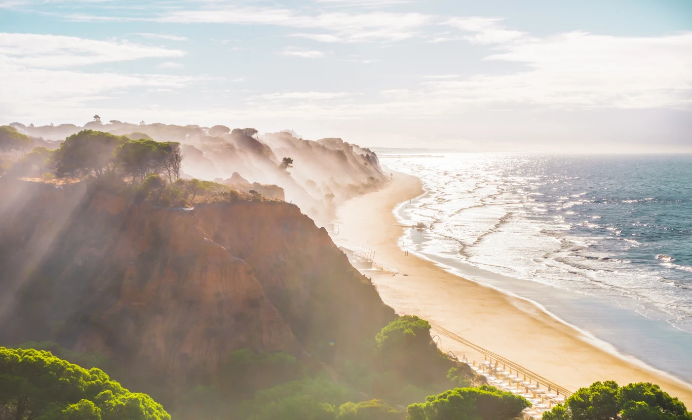 Plaża Falesia znajduje się w regionie Algarve w Portugalii. Jest to jedna z najbardziej turystycznych i pięknych plaż w regionie. Plaża Falesia znajduje się w regionie Algarve w Portugalii. Jest to jedna z najbardziej turystycznych i pięknych plaż w regionie.