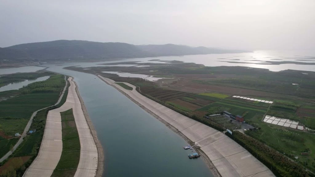 Część północnych Chin cierpi na niedobór wody, podczas gdy część południowa kraju ma jej nadmiar. Taki układ hydrologiczny stał się priorytetem do stworzenia ambitnego projektu