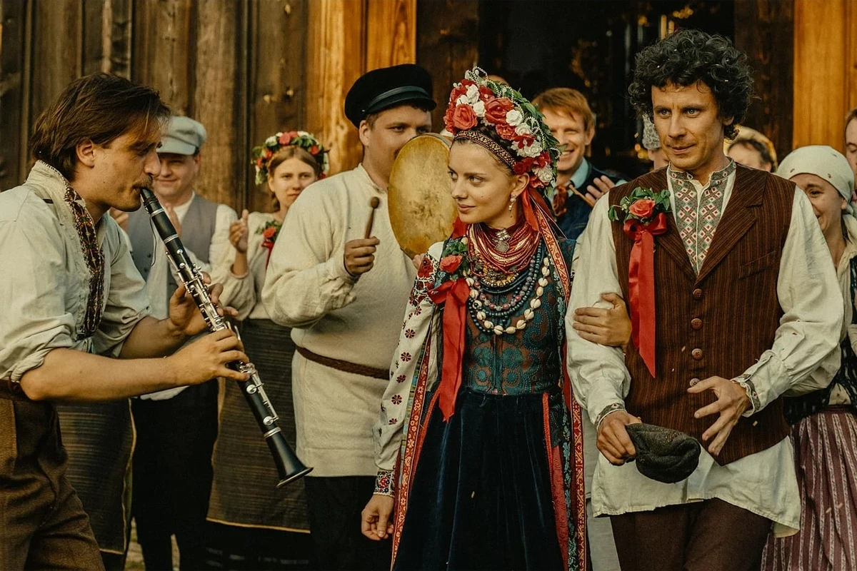 Weronika Humaj z Adamem Bobikiem w scenie z filmu "Sami swoi. Początek"