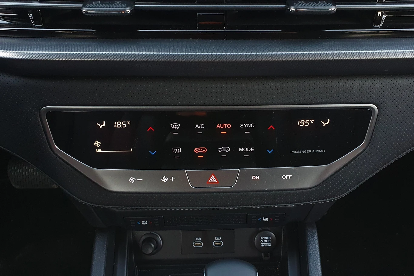 SsangYong Musso Grand ma osobny, choć dotykowy, panel klimatyzacji