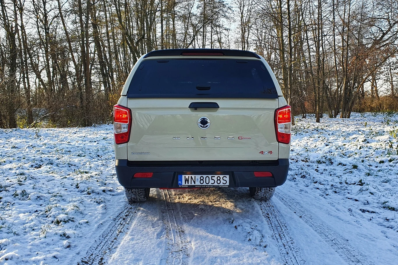 Tył, jak to w pick-upie, ma prostą stylistykę