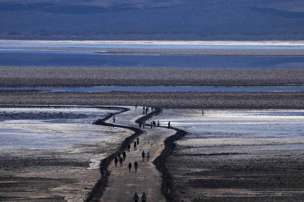 Badwater to niewielkie słone jezioro w Dolinie Śmierci, w Kalifornii