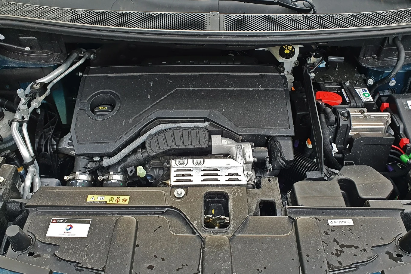 Peugeot 5008 Hybrid napędzany jest nowym, 3-cylindrowym silnikiem o znajomym oznaczeniu 1.2 PureTech Peugeot 5008 Hybrid napędzany jest nowym, 3-cylindrowym silnikiem o znajomym oznaczeniu 1.2 PureTech