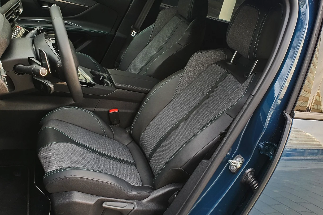 5008 ma wygodne fotele, a w topowej wersji mogą mieć one funkcję masażu 5008 ma wygodne fotele, a w topowej wersji mogą mieć one funkcję masażu