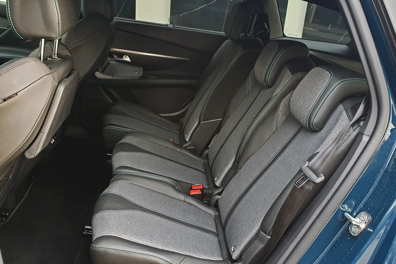 Peugeot 5008 ma w drugim rzędzie siedzeń trzy osobne fotele, niczym w minivanie Peugeot 5008 ma w drugim rzędzie siedzeń trzy osobne fotele, niczym w minivanie
