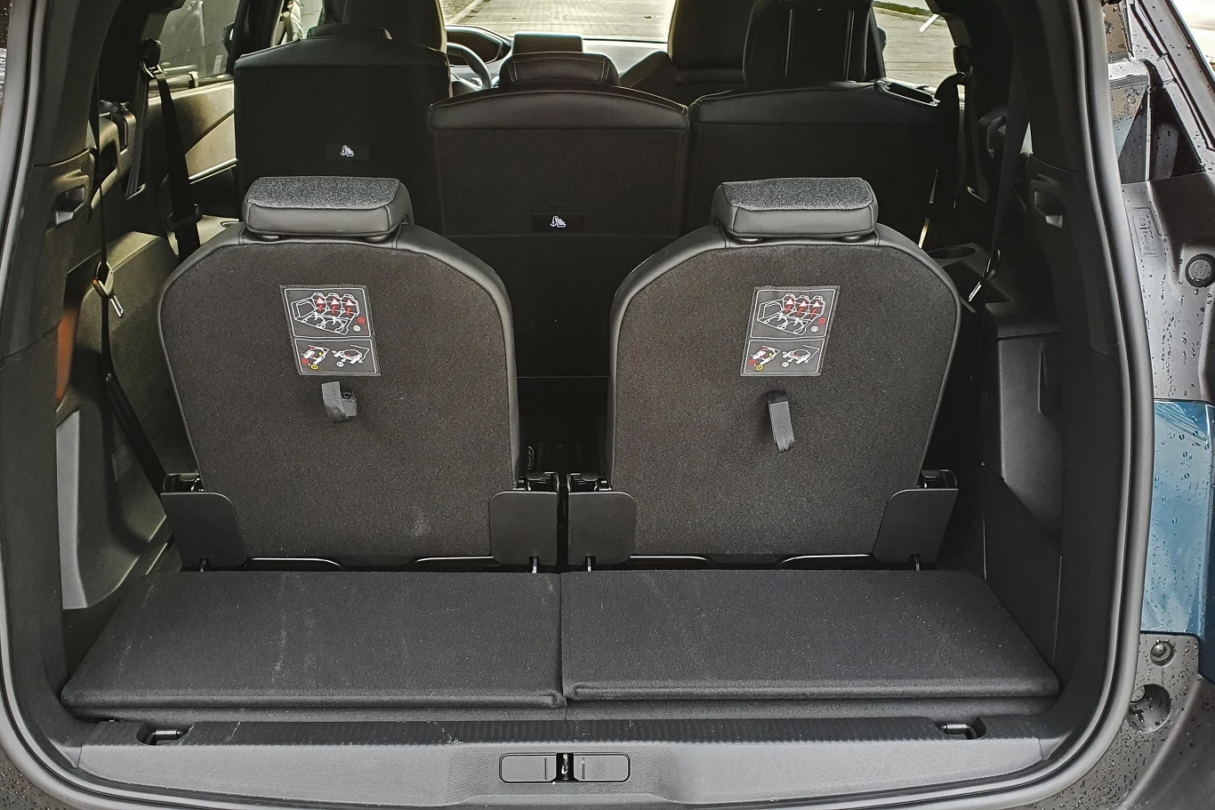 Fotele trzeciego rzędu rozkładamy jednym ruchem ręki Fotele trzeciego rzędu rozkładamy jednym ruchem ręki