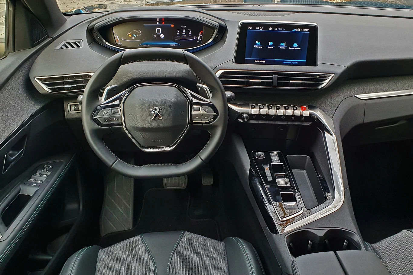 I-Cockpit w 5008 nadal wygląda nieźle, ale uwagę zwraca nieduży ekran ze starym oprogramowaniem I-Cockpit w 5008 nadal wygląda nieźle, ale uwagę zwraca nieduży ekran ze starym oprogramowaniem