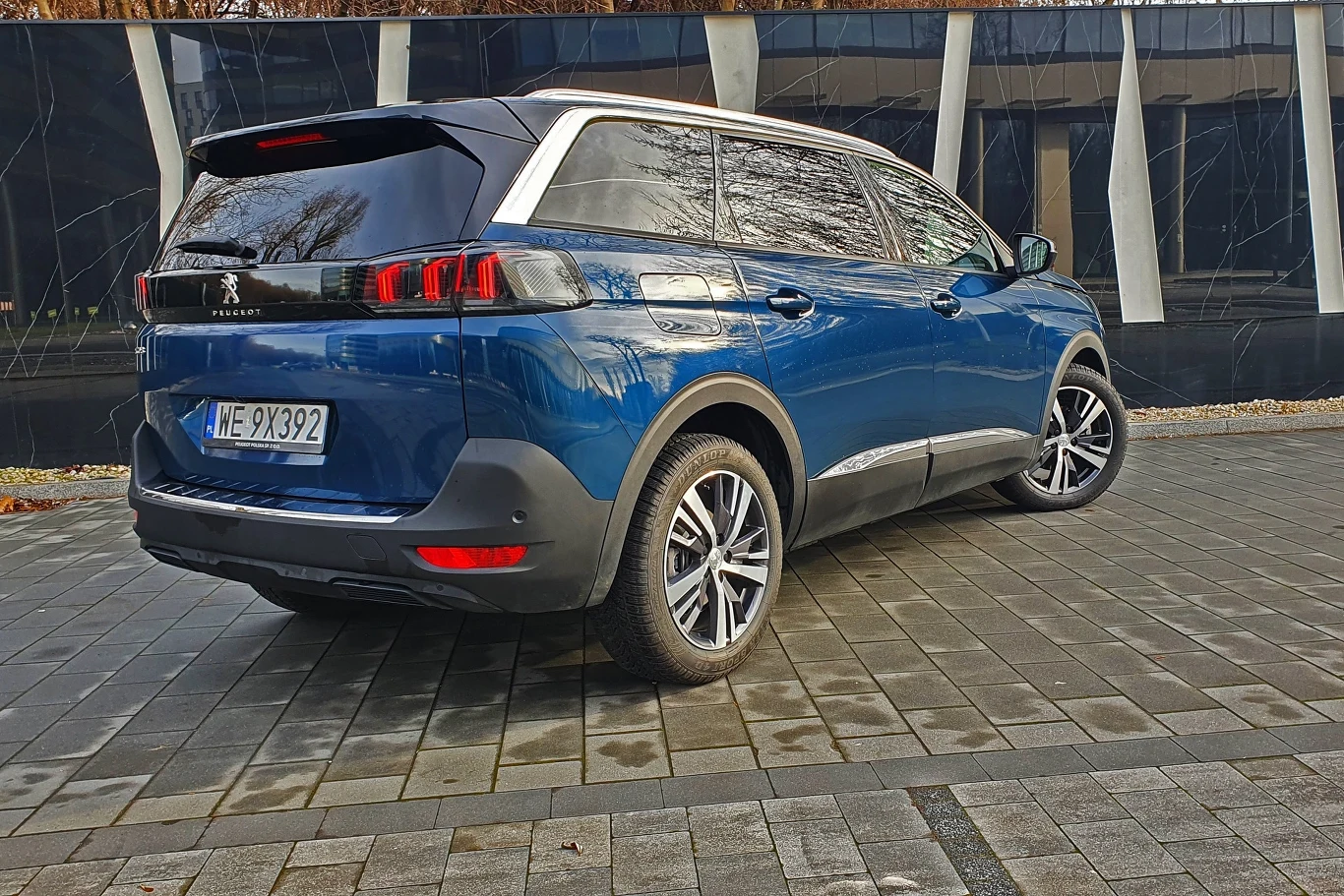 Pudełkowaty kształt Peugeota 5008 maskowany jest przez dwukolorowe malowanie oraz srebrną listwę, sprawiającą wrażenie, że tył jest ścięty Pudełkowaty kształt Peugeota 5008 maskowany jest przez dwukolorowe malowanie oraz srebrną listwę, sprawiającą wrażenie, że tył jest ścięty