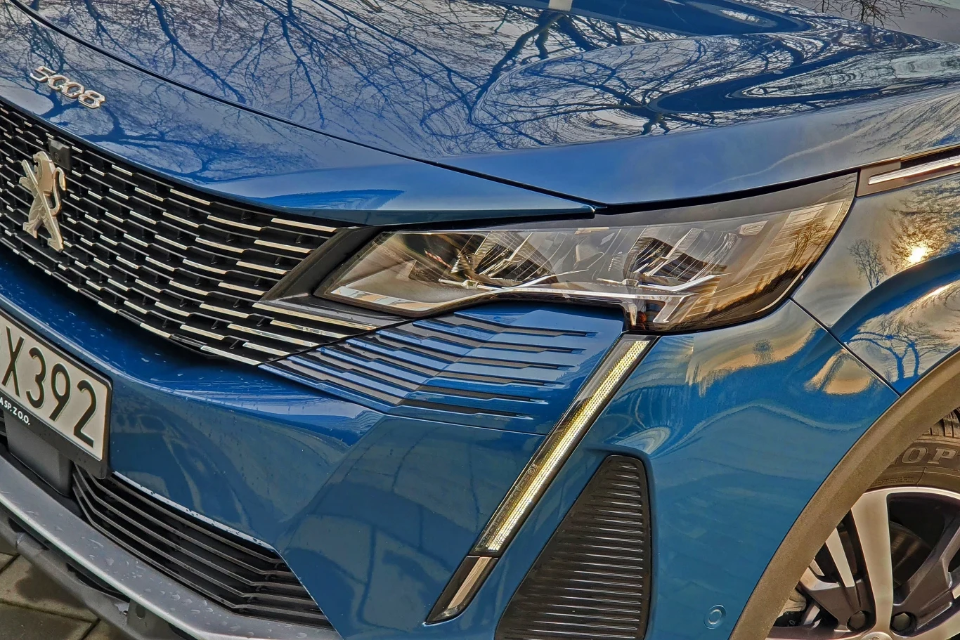 Standardowo w Peugeocie 5008 stosowane są reflektory "EcoLED". "Pełne" LED-y tylko w topowej wersji GT Standardowo w Peugeocie 5008 stosowane są reflektory "EcoLED". "Pełne" LED-y tylko w topowej wersji GT