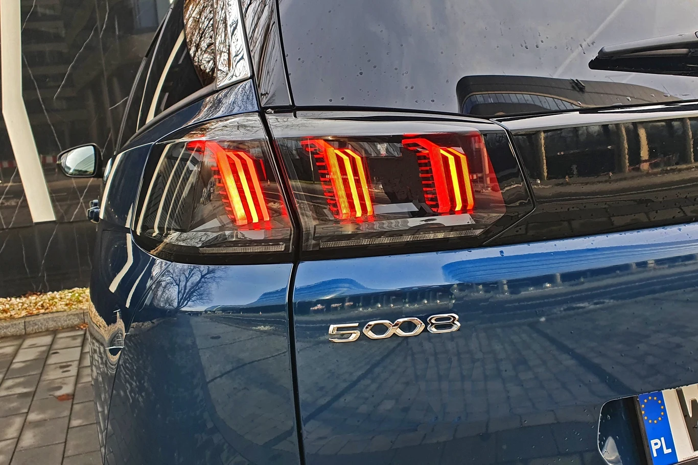 Trzy potrójne paski tylnych świateł nawiązują do śladów po kocich pazurach Trzy potrójne paski tylnych świateł nawiązują do śladów po kocich pazurach