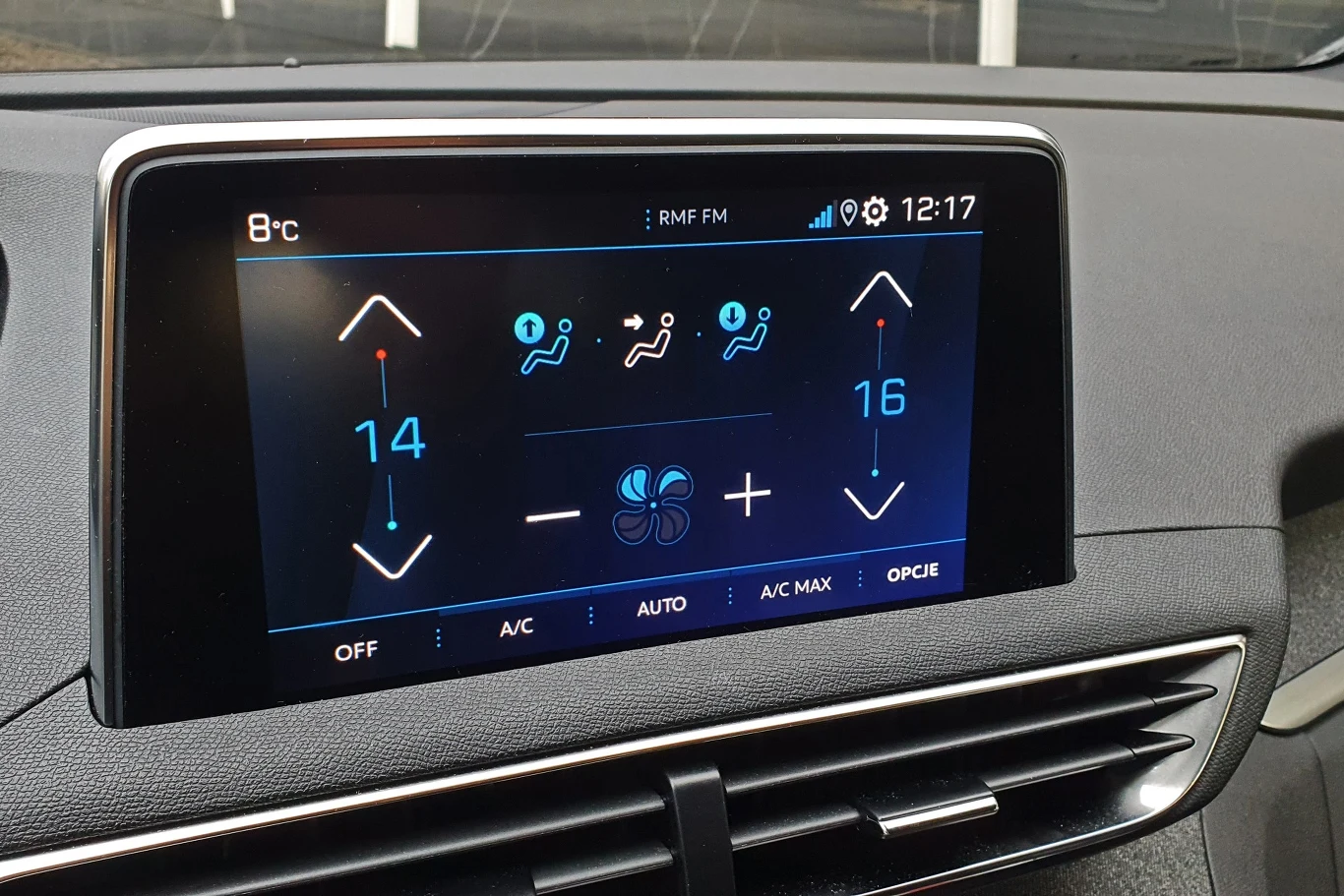 Peugeot 5008 ma nieco już przestarzałe multimedia Peugeot 5008 ma nieco już przestarzałe multimedia