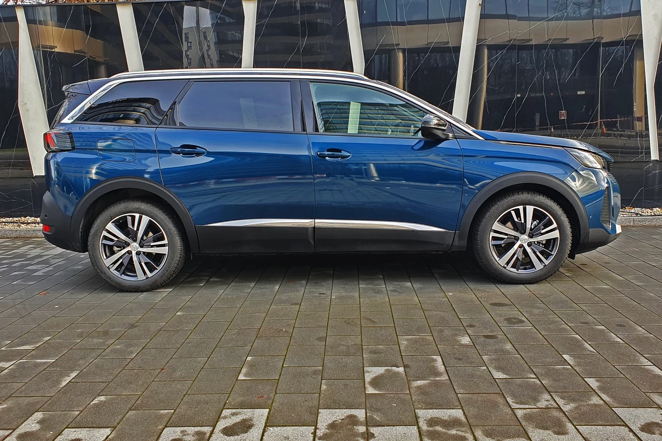 Peugeot 5008 ma 464 cm długości Peugeot 5008 ma 464 cm długości