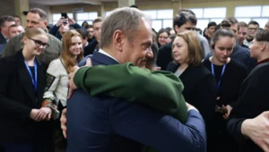 Kijów. Donald Tusk obejmujący Wołodymyra Zełenskiego w czasie spotkania ze studentami
