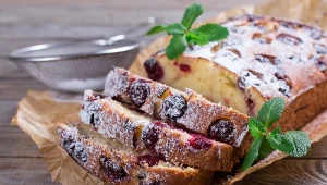 Tak puszystego ciasta drożdżowego jeszcze nie jadłeś. Zrobisz je z owocami z kompotu