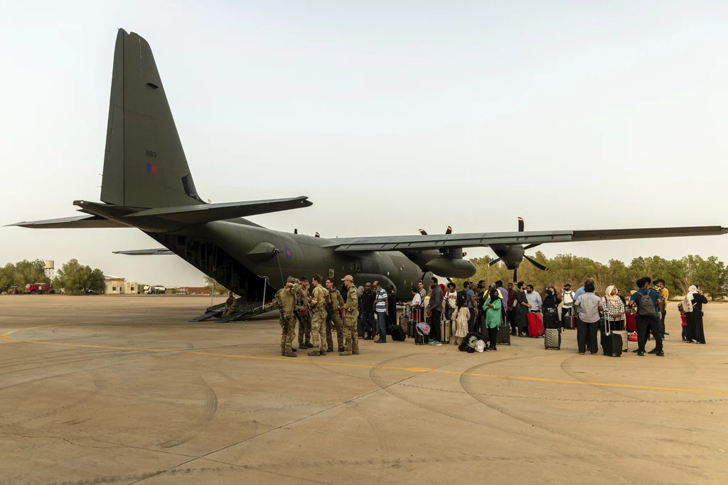 Obywatele Wielkiej Brytanii wsiadający na pokład samolotu RAF w Akrotiri na Cyprze po ewakuacji z Sudanu, 26 kwietnia 2023 r.