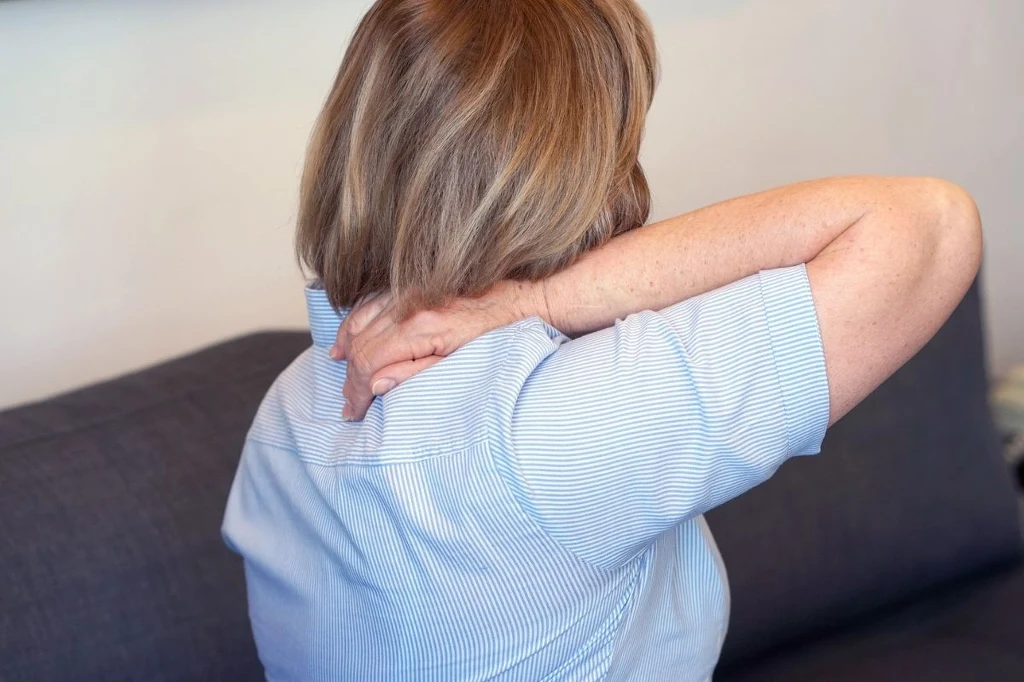 Ból między łopatkami może pojawić się w zawale serca lub po pęknięciu tętniaka aorty Ból między łopatkami może pojawić się w zawale serca lub po pęknięciu tętniaka aorty